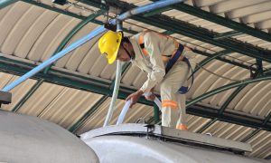 Demi Kenyamanan Penumpang, Petugas Rutin Isi ‘Air Toilet Kereta’ di Stasiun Madiun