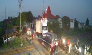 Terburu Melintas, Palang Pintu Perlintasan KA di Nganjuk Rusak Tertabrak Truk IMG_20260704_224414