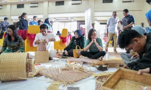 Bangkitkan Ekonomi Kreatif Pascabencana, Kemenekraf Dampingi Perajin Kriya Payakumbuh Perajin Kriya1